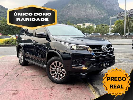 TOYOTA HILUX SW4 2.7 VVT-i FLEX SRV 7L 4X2 AUTOMÁTICO TOYOTA HILUX SW4 2.7 VVT-i FLEX SRV 7L 4X2 AUTOMÁTICO